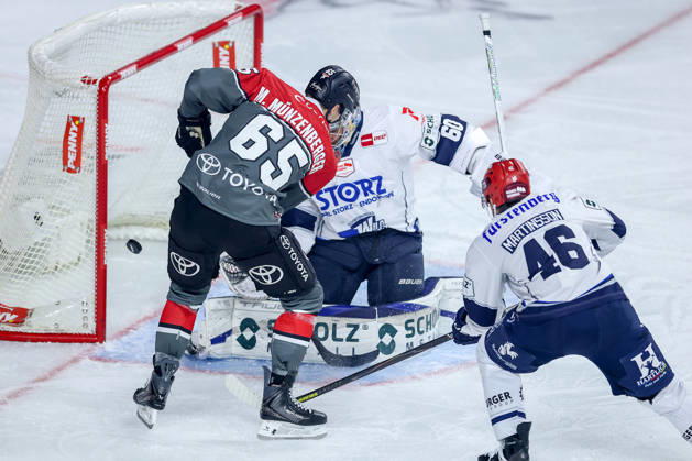 October 20, 2026, Ice hockey, DEL, Kölner Haie vs. Schwenninger Wild Wings, Matchday 49, 2026–27 season, Lanxess Arena, Cologne; Marco Münzenberger of the Kölner Haie (No. 65) attacks the goal defended by Joacim Eriksson (SWW, No. 60), North Rhine-Westphalia, Germany