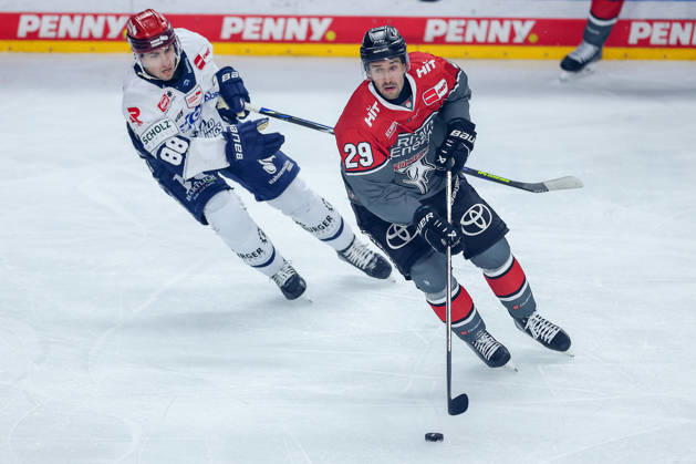 October 20, 2026, Ice hockey, DEL, Kölner Haie vs. Schwenninger Wild Wings, Matchday 49, 2026–27 season, Lanxess Arena, Cologne; Tim Fleischer (Kölner Haie, 29) in a one-on-one battle against Kyle Platzer (SWW, 88), North Rhine-Westphalia, Germany