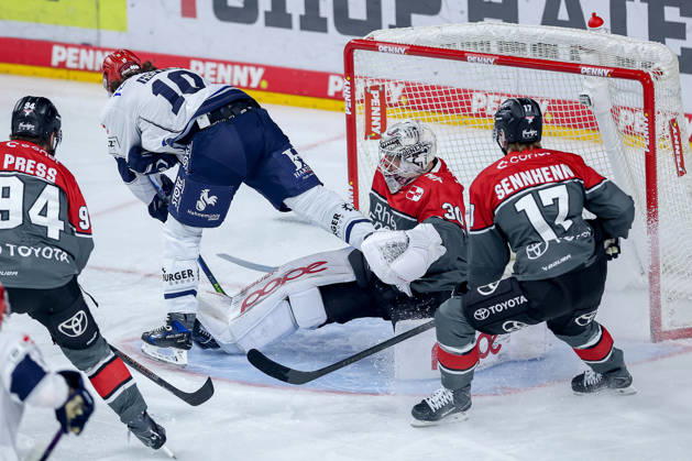October 20, 2026, Ice Hockey, DEL, Kölner Haie vs. Schwenninger Wild Wings, Matchday 49, 2026–27 Season, Lanxess Arena, Cologne: Goalie Janne Juvonen (Cologne Sharks, 30) defends the net against Mirko Höfflin (SWW, 10) alongside Jan Luca Sennhenn (Cologne Sharks, 17) and Robin Press (Cologne Sharks, 94), North Rhine-Westphalia, Germany