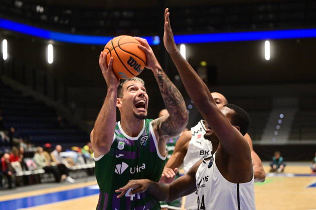 L-R Willy Hernangomez (Malaga) and Nick Stampley (Pardubice) in action during men s Basketball Champions League, group E, 2nd round, BK KVIS Pardubice vs Unicaja Malaga, in Pardubice, Czech Republic, October 20, 2026. (CTKxPhoto JosefxVostarek) CTKPhotoP2026102007117  CTKPhotoP2026102007117