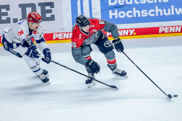 October 20, 2026, Ice hockey, DEL, Kölner Haie vs. Schwenninger Wild Wings, Matchday 49, 2026–27 season, Lanxess Arena, Cologne; Alexander Peters (SWW 06) in a one-on-one battle against Marco Münzenberger (Kölner Haie 65), North Rhine-Westphalia, Germany