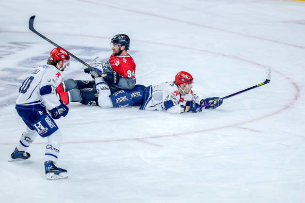 October 20, 2026, Ice hockey, DEL, Kölner Haie vs. Schwenninger Wild Wings, Matchday 49, 2026–27 season, Lanxess Arena, Cologne; Hakon Hänelt (SWW 19) trails Robin Press (Kölner Haie 94) on the ice in North Rhine-Westphalia, Germany