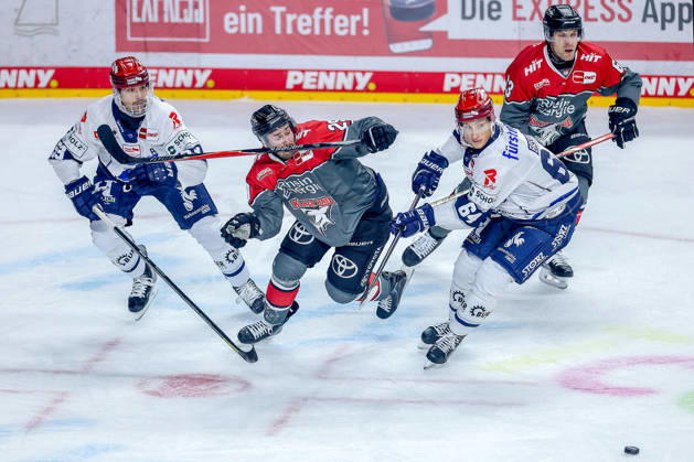 October 20, 2026, Ice Hockey, DEL, Kölner Haie vs. Schwenninger Wild Wings, Matchday 49, 2026–27 Season, Lanxess Arena, Cologne; Tim Fleischer (Cologne Sharks, No. 29) in a battle against Alex Trivellato (SWW, No. 53) and Boaz Bassen (SWW, No. 64); North Rhine-Westphalia, Germany