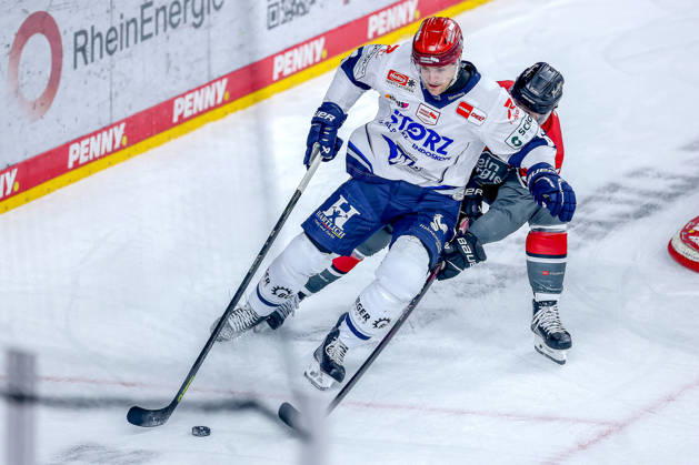 October 20, 2026, Ice hockey, DEL, Kölner Haie vs. Schwenninger Wild Wings, Matchday 49, 2026–27 season, Lanxess Arena, Cologne; Alexander Peters (SWW 06) in a one-on-one battle against Louis Marc Aubry (Kölner Haie); North Rhine-Westphalia, Germany