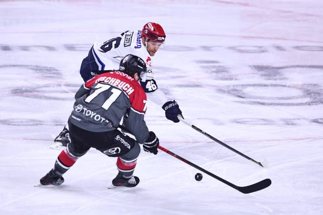 Eric Martinsson (Schwenninger Wild Wings), No. 46, in a one-on-one battle with Daniel Fischbuch (Kölner Haie), No. 71, GER, Kölner Haie vs. Schwenninger Wild Wings, ice hockey, Penny DEL, Matchday 49, 2026–2027 season, October 20, 2026, GER, Cologne Sharks vs. Schwenninger Wild Wings, Ice Hockey, Penny DEL, Matchday 49, 2026–2027 Season, October 20, 2026, Cologne Copyright: xEibner-Pressefoto RenexWeissx EP_RWS