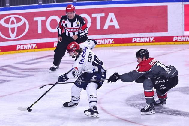 Mirko Hoefflin of the Schwenninger Wild Wings (No. 10) in a one-on-one battle with Jan Luca Sennhenn of the Koelner Haie (No. 17), GER, Koelner Haie vs. Schwenninger Wild Wings, ice hockey, Penny DEL, Matchday 49, 2026–2027 season, October 20, 2026 GER, Cologne Sharks vs. Schwenningen Wild Wings, Ice Hockey, Penny DEL, Matchday 49, 2026–2027 Season, October 20, 2026 Cologne Copyright: xEibner-Pressefoto RenexWeissx EP_RWS