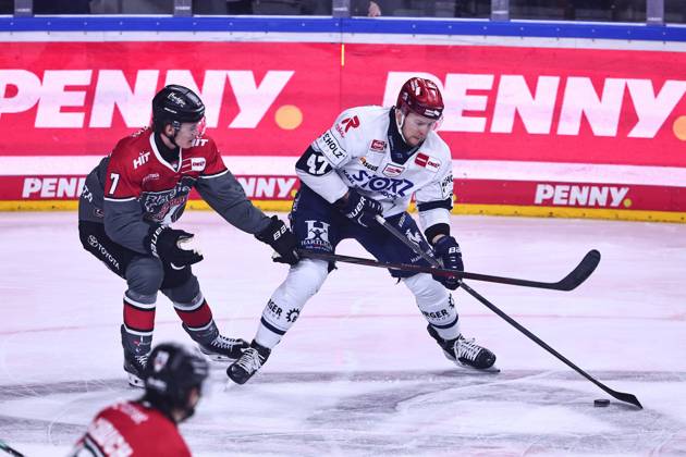 Alexander Karachun (Schwenninger Wild Wings), 47, in a one-on-one battle with Carlos Haendel (Kölner Haie), 07 GER, Kölner Haie vs. Schwenninger Wild Wings, ice hockey, Penny DEL, Matchday 49, 2026–2027 season, October 20, 2026, GER, Cologne Sharks vs. Schwenningen Wild Wings, Ice Hockey, Penny DEL, Matchday 49, 2026–2027 Season, October 20, 2026, Cologne Copyright: xEibner-Pressefoto RenexWeissx EP_RWS