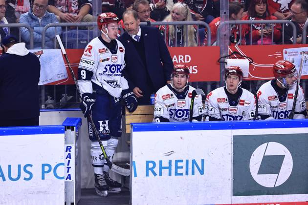 Head Coach of the Schwenninger Wild Wings, second from the left, talking with Philip Feist of the Schwenninger Wild Wings, 09 GER, Kölner Haie vs. Schwenninger Wild Wings, ice hockey, Penny DEL, Matchday 49, 2026–2027 season, October 20, 2026, GER, Cologne Sharks vs. Schwenninger Wild Wings, ice hockey, Penny DEL, Matchday 49, 2026–2027 season, October 20, 2026, Cologne Copyright: xEibner-Pressefoto RenexWeissx EP_RWS