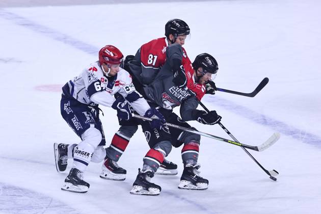Boaz Bassen of the Schwenninger Wild Wings, No. 64, in a one-on-one battle with Mateu Spaeth of the Koelner Haie, 81, center, and Frederik Storm of the Cologne Sharks, 19 GER, Cologne Sharks vs. Schwenninger Wild Wings, ice hockey, Penny DEL, Matchday 49, 2026–2027 season, October 20, 2026, GER, Cologne Sharks vs. Schwenninger Wild Wings, Ice Hockey, Penny DEL, Matchday 49, 2026–2027 season, October 20, 2026, Cologne Copyright: xEibner-Pressefoto RenexWeissx EP_RWS
