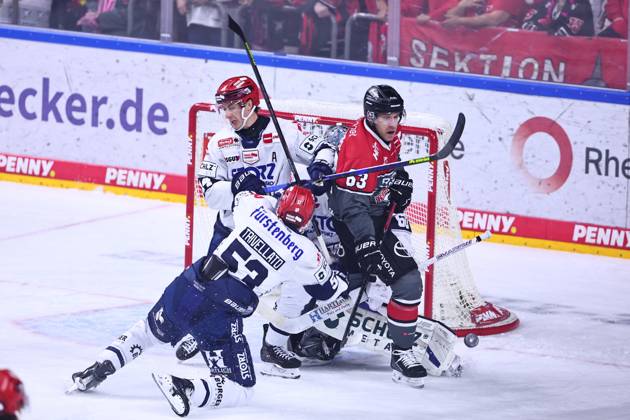 Patrick Russell of the Cologne Sharks, No. 63, in a one-on-one battle with Alex Trivellato of the Schwenningen Wild Wings, No. 53, in front, and Curtis Valk of the Schwenningen Wild Wings, No. 14, on the left. GER, Cologne Sharks vs. Schwenningen Wild Wings, ice hockey, Penny DEL, Matchday 49, 2026–2027 season, October 20, 2026 GER, Cologne Sharks vs. Schwenningen Wild Wings, ice hockey, Penny DEL, Matchday 49, 2026–2027 season, October 20, 2026, Cologne Copyright: xEibner-Pressefoto RenexWeissx EP_RWS