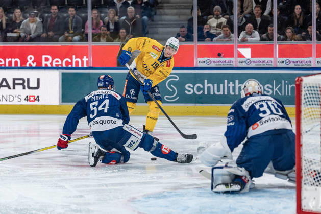 October 20, 2026, Zurich, Swiss Life Arena, National League: ZSC Lions vs. HC Davos, 19 Adam Tambellini (Davos), 54 Christian Marti (ZSC), 30 Goaltender Simon Hrubec (ZSC), Zurich, Swiss Life Arena, Zurich, Switzerland Copyright: xJustPictures.ch StefanxEmchx jp-de-StEm-DSC0003120261020