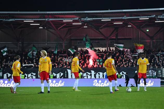 SG Wattenscheid 09 vs. SC Preußen Münster ** FOR EDITORIAL PURPOSES ONLY ** EDITORIAL USE ONLY ** p Soccer Korbmacher Westphalia Cup Round of 16 SG Wattenscheid 09 vs. SC Preußen Münster on October 20, 2026, at Lohrheidestadion in Bochum Wattenscheid Münster Fans with pyrotechnics in the stands Germany North Rhine-Westphalia Bochum Wattenscheid Copyright ThorstenxTillmann Copyright: ThorstenxTillmann doc884641en3uv1akh3xk76 ,EDITORIAL USE ONLY Copyright: ThorstenxTillmann
