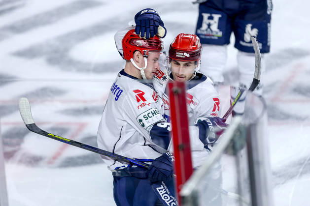 October 20, 2026, Ice Hockey, DEL, Kölner Haie vs. Schwenninger Wild Wings, Matchday 49, 2026–27 Season, Lanxess Arena, Cologne: Celebrations after the 1–0 goal by Philip Feist (SWW 09) alongside Kyle Platzer (SWW 88), North Rhine-Westphalia, Germany