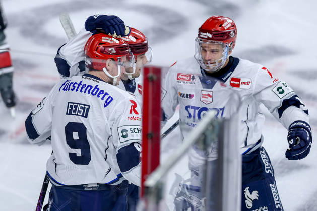 October 20, 2026, Ice Hockey, DEL, Kölner Haie vs. Schwenninger Wild Wings, Matchday 49, 2026–27 Season, Lanxess Arena, Cologne: Celebrations after the 1–0 goal by Philip Feist (SWW 09) alongside Kyle Platzer (SWW 88), North Rhine-Westphalia, Germany