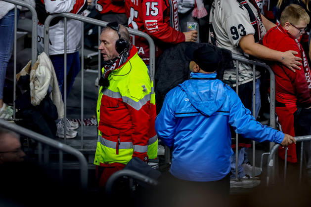 October 20, 2026, Ice Hockey, DEL, Kölner Haie vs. Schwenninger Wild Wings, Matchday 49, 2026–27 Season, Lanxess Arena, Cologne. Fans pause their cheering due to a medical emergency in the stands. North Rhine-Westphalia, Germany