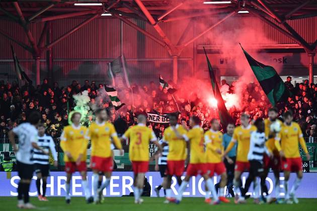 SG Wattenscheid 09 vs. SC Preußen Münster ** FOR EDITORIAL PURPOSES ONLY ** EDITORIAL USE ONLY ** p Soccer Korbmacher Westphalia Cup Round of 16 SG Wattenscheid 09 vs. SC Preußen Münster on October 20, 2026, at Lohrheidestadion in Bochum Wattenscheid Münster fans setting off pyrotechnics in the stands after the 1–1 draw Germany North Rhine-Westphalia Bochum Wattenscheid Copyright ThorstenxTillmann Copyright: ThorstenxTillmann doc8846d9phi0ytou40key ,EDITORIAL USE ONLY Copyright: ThorstenxTillmann