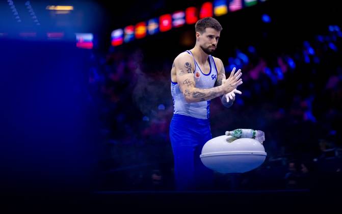 ROTTERDAM - Casimir Schmidt in action during the men s team final at the World Gymnastics Championships in Rotterdam Ahoy. IRIS VAN DEN BROEK ANP xVIxANPxSportx xxANPxIVx 573088543 originalFilename: 573088543.jpg