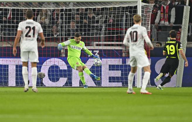 October 20, 2026, Soccer: 2026–2027 UEFA Champions League, Matchday 3, VfB Stuttgart vs. Atlético Madrid, at the MHP Arena in Stuttgart, goalkeeper Dennis Seimen of Stuttgart in action