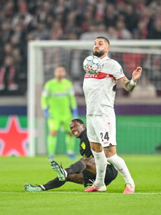Jonathan David of Atlético Madrid and Jeff Chabot of VfB Stuttgart battle for the ball during the 2026–2027 UEFA Champions League match between Stuttgart and Atlético de Madrid at Arena Stuttgart on October 20, 2026, in Stuttgart, Germany. Photo by Harry Langer, DeFodi Images