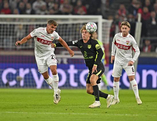 October 20, 2026, Soccer: 2026–2027 UEFA Champions League, Matchday 3, VfB Stuttgart vs. Atlético Madrid, at the MHP Arena in Stuttgart, from left: Grischa Prömel (Stuttgart), Pablo Barrios (Atlético Madrid), and Angelo Stiller (Stuttgart)