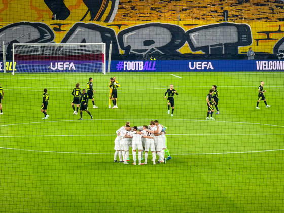 Germany, Soccer, 2026–2027 UEFA Champions League, Matchday 3, VfB Stuttgart vs. Atlético Madrid, October 20, 2026, Stuttgart Arena, Stuttgart: VfB Stuttgart team huddle before the game, Atlético Madrid players in the background; sports venue, interior view, wide shot, behind-the-goal perspective, team, team spirit, motivation, pregame preparation, soccer, playing field, goal net, fan choreography, Cannstatter Kurve, fans, UEFA, perimeter advertising, floodlights, Champions League Copyright: xBENEDICTxCHRISTx