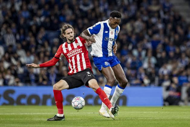 PORTO - (lr) Yarek Gasiorowski of PSV Eindhoven and Samu Aghehowa of FC Porto during the UEFA Champions League match between FC Porto and PSV Eindhoven at the Estadio Do Dragao, on 20 October 2026 in Porto, Portugal. MORITZ MUELLER ANP xVIxANPxSportx xxANPxIVx 573093551 originalFilename: 573093551