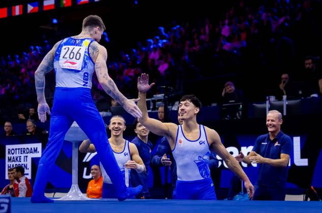 ROTTERDAM - Casimir Schmidt and Loran de Munck during the men s team final at the World Gymnastics Championships in Rotterdam Ahoy. IRIS VAN DEN BROEK ANP xVIxANPxSportx xxANPxIVx 573095990 originalFilename: 573095990.jpg