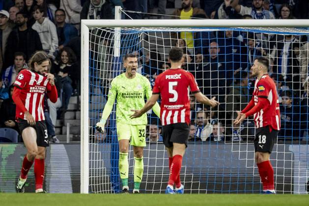 PORTO - (lr) Yarek Gasiorowski of PSV Eindhoven, PSV Eindhoven goalkeeper Matej Kovar, Ivan Perisic of PSV Eindhoven and Filip Kostic of PSV Eindhoven react after a missed chance by FC Porto during the UEFA Champions League match between FC Porto and PSV Eindhoven at the Estadio Do Dragao, on 20 October 2026 in Porto, Portugal. MORITZ MUELLER ANP xVIxANPxSportx xxANPxIVx 573103436 originalFilename: 573103436