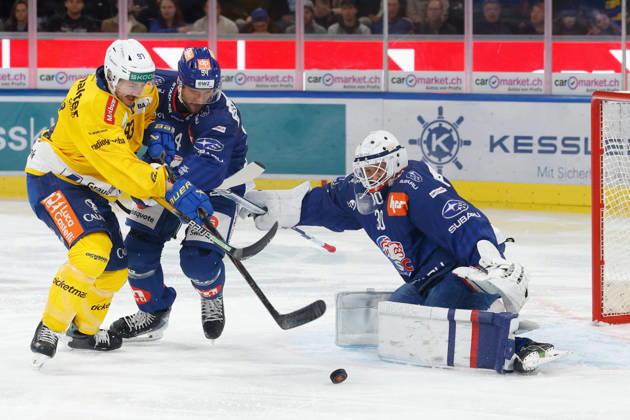 October 20, 2026, Swiss Life Arena, Zurich, SWITZERLAND, 2026–2027 Season, Men s Ice Hockey National League, ZSC Lions vs. HC Davos: Yannick Frehner (left), HC Davos, against Christian Marti (ZSC), in front of ZSC goaltender Simon Hrubec