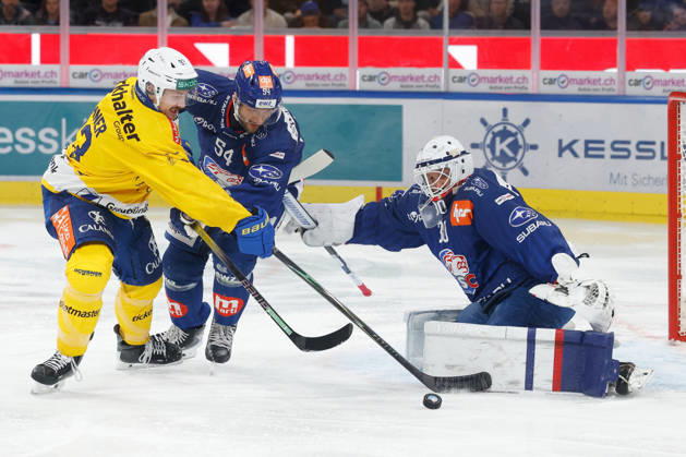 October 20, 2026, Swiss Life Arena, Zurich, SWITZERLAND, 2026–2027 Season, Men s Ice Hockey National League, ZSC Lions vs. HC Davos: Yannick Frehner (left), HC Davos, against Christian Marti (ZSC), in front of ZSC goaltender Simon Hrubec