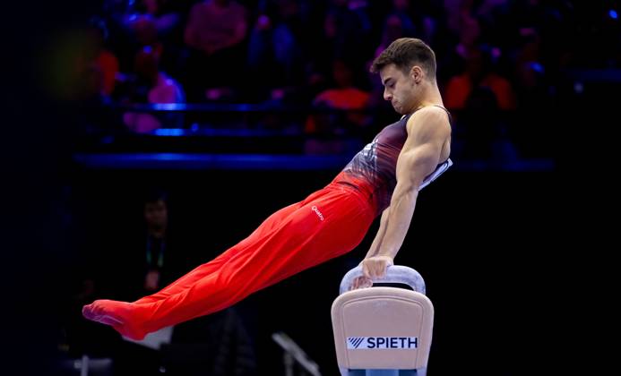 ROTTERDAM - Dominic Tamsell (SUI) in action during the men s team final at the World Gymnastics Championships in Rotterdam Ahoy. IRIS VAN DEN BROEK ANP xVIxANPxSportx xxANPxIVx 573106286 originalFilename: 573106286