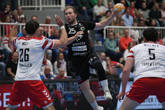 Handball Bundesliga, Matchday 8: TuSEM Essen vs. TV Emsdetten on October 19, 2026, at Sportpark Am Hallo in Essen. Tom Wolf (Essen), left; Jaris Tobeler (Emsdetten), center; Valentin Willner (Essen), right xRx