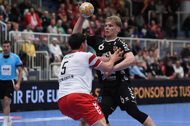 Handball Bundesliga, Matchday 8: TuSEM Essen vs. TV Emsdetten on October 19, 2026, at Sportpark Am Hallo in Essen. Valentin Willner (Essen), front; Niclas Benedict Heitkamp (Emsdetten), back xRx