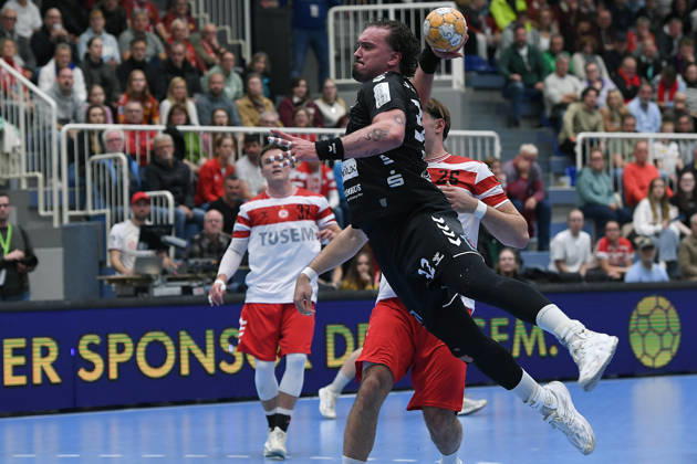 2nd Handball Bundesliga, Matchday 8: TuSEM Essen vs. TV Emsdetten on October 19, 2026, at Sportpark Am Hallo in Essen. Marcel Timm (Emsdetten) in the foreground; Tom Wolf (Essen) in the background xRx