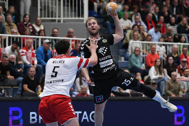Handball Bundesliga, Matchday 8: TuSEM Essen vs. TV Emsdetten on October 19, 2026, at Sportpark Am Hallo in Essen. Valentin Willner (Essen) in the foreground; Jaris Tobeler (Emsdetten) in the background xRx