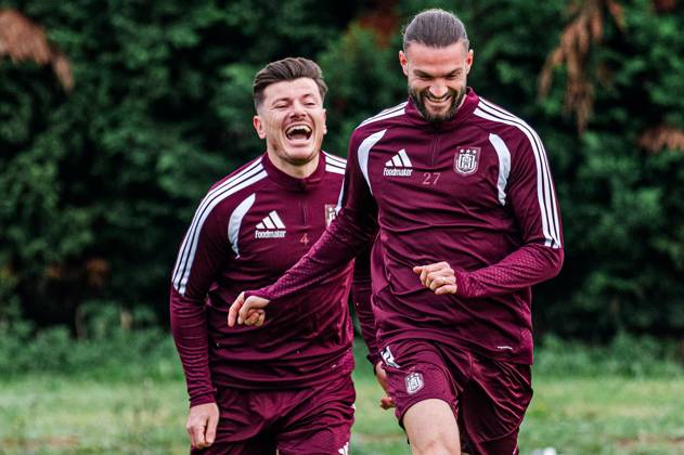 Anderlecht s Giulian Biancone and Anderlecht s Leo Petrot pictured during a training session of Belgian soccer team RSC Anderlecht, Wednesday 21 October 2026 in Brussels, in preparation of tomorrow s match against Polish Jagiellonia Bialystok, on day three of the UEFA Europa League league phase. EMILExWINDAL x190469006x