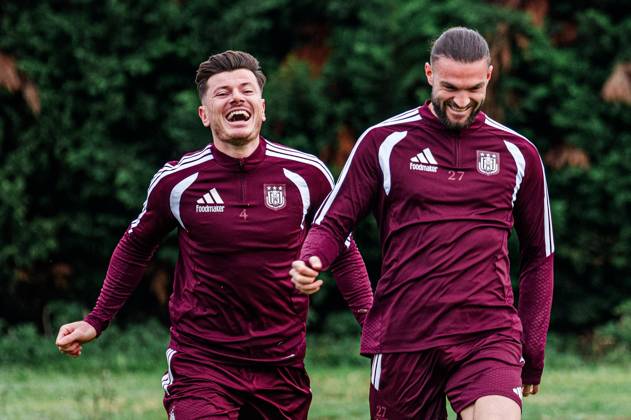 Anderlecht s Giulian Biancone and Anderlecht s Leo Petrot pictured during a training session of Belgian soccer team RSC Anderlecht, Wednesday 21 October 2026 in Brussels, in preparation of tomorrow s match against Polish Jagiellonia Bialystok, on day three of the UEFA Europa League league phase. EMILExWINDAL x190469024x