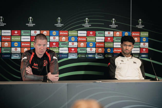 FC Midtjylland press conference, PK, Pressekonferenz - UEFA Conference League Herning, Denmark - October 21: Head coach Mike Tullberg and Pedro Bravo during a press conference ahead of a match between FC Midtjylland and St. Truidense in UEFA Conference League at MCH Arena Herning MCH Arena Denmark Copyright: xDANIELxSTENTZx