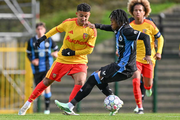261021 Youth League Club Brugge vs RC Lens Mohamed Seddik (7) of Lens fighting for the ball with Wisdom Mike (27) of Club Brugge NXT during the Uefa Youth League matchday 3 game in the League phase in season 2026 - 2027 between Club Brugge KV and Racing Club De Lens Under 19 on October 21 , 2026 in Roeselare, Belgium. (Photo by David Catry sportpix) Roeselare Belgium  Copyright: xDavidxCatryx 20261021DC2_7311