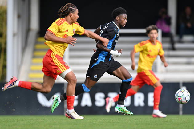 261021 Youth League Club Brugge vs RC Lens Mohamed Sissoko (3) of Lens defending on Clever Ossohou (87) of Club Brugge NXT during the Uefa Youth League matchday 3 game in the League phase in season 2026 - 2027 between Club Brugge KV and Racing Club De Lens Under 19 on October 21 , 2026 in Roeselare, Belgium. (Photo by David Catry sportpix) Roeselare Belgium  Copyright: xDavidxCatryx 20261021DC2_8681