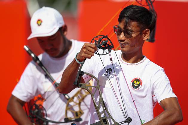 Indonesia Wins Silver in Men™s Compound Doubles Para Archery OKAZAKI, JAPAN OCTOBER 21, 2026: Indonesian para archers Ken Swagumilang (left) and Arif Firmansyah (right)prepare to compete against Thailand in the men™s compound doubles final. Okazaki Aichi Jepang Copyright: x xDwixPrasetyax xJNAxPressx