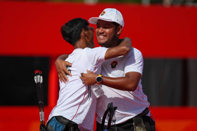 Indonesia Wins Silver in Men™s Compound Doubles Para Archery OKAZAKI, JAPAN OCTOBER 21, 2026: Indonesian para archers Ken Swagumilang (right) and Arif Firmansyah (left) react after competing against Thailand™s Teerasak Phiarthanee and Comsan Singpirom in the men™s compound doubles final at the 5th Asian Para Games Aichi-Nagoya 2026. The Indonesian pair lost 150-147 and won the silver medal. Okazaki Aichi Jepang Copyright: x xDwixPrasetyax xJNAxPressx