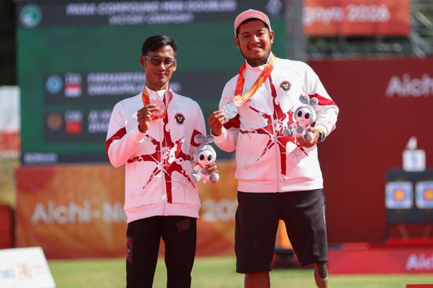 Indonesia Wins Silver in Men™s Compound Doubles Para Archery OKAZAKI, JAPAN OCTOBER 21, 2026: Indonesian para archers Ken Swagumilang (right) and Arif Firmansyah (left) pose at the medal ceremony. Okazaki Aichi Jepang Copyright: x xDwixPrasetyax xJNAxPressx