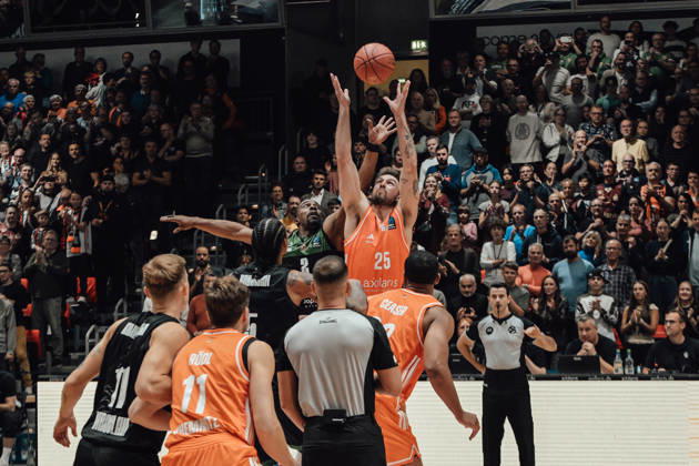 Game Day 4 of the Basketball Eurocup: Niners Chemnitz vs. Slask Wroclaw, October 21, 2026, starting at 7:00 p.m., Chemnitz, Chemnitz Arena. Pictured: No. 25 Ben Burnham, 02 Anthonny Hickey. Matchday 4 of the Basketball Eurocup: Niners Chemnitz vs. Slask Wroclaw, Chemnitz, Saxony, Germany Copyright: xEHLxMedia MichelxKöhlerx 20262110-Niners-Chemnitz-Slask-Wroclaw-002