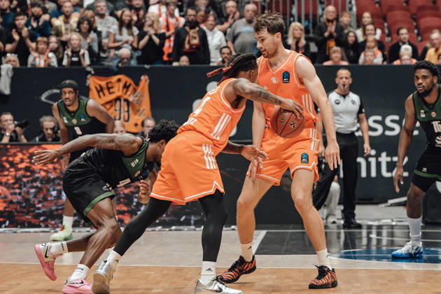 Game Day 4 of the Basketball Eurocup: Niners Chemnitz vs. Slask Wroclaw, October 21, 2026, starting at 7:00 p.m., Chemnitz, Chemnitz Arena. Pictured: No. 24 Cobe Williams, No. 90 Jannis von Seckendorf. Game Day 4 of the Basketball Eurocup: Niners Chemnitz vs. Slask Wroclaw. Chemnitz, Saxony, Germany Copyright: xEHLxMedia MichelxKöhlerx 20262110-Niners-Chemnitz-Slask-Wroclaw-015