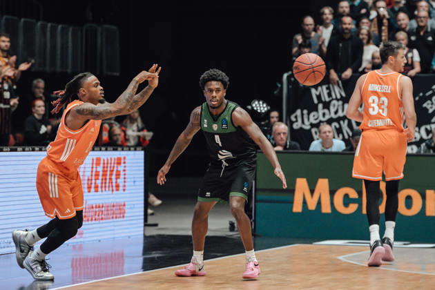 Game Day 4 of the Basketball Eurocup: Niners Chemnitz vs. Slask Wroclaw, October 21, 2026, starting at 7:00 p.m., Chemnitz, Chemnitz Arena. Pictured: No. 24 Cobe Williams, 04 Kyrell Luc, 33 Rayn Mikesell. Game Day 4 of the Basketball Eurocup: Niners Chemnitz vs. Slask Wroclaw, Chemnitz, Saxony, Germany Copyright: xEHLxMedia MichelxKöhlerx 20262110-Niners-Chemnitz-Slask-Wroclaw-017