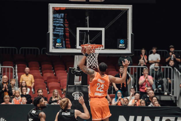 Game Day 4 of the Basketball Eurocup: Niners Chemnitz vs. Slask Wroclaw, October 21, 2026, starting at 7:00 p.m., Chemnitz, Chemnitz Arena. Pictured: No. 22 Nighaeal Ceaser, 22 Tymotheusz Sterniucki, Matchday 4 of the Basketball Eurocup: Niners Chemnitz vs. Slask Wroclaw, Chemnitz, Saxony, Germany Copyright: xEHLxMedia MichelxKöhlerx 20262110-Niners-Chemnitz-Slask-Wroclaw-022