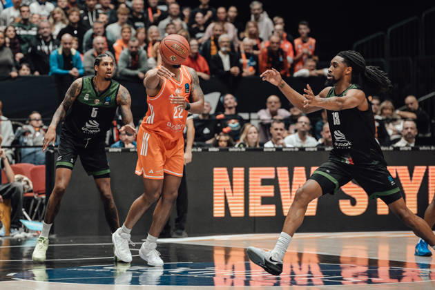 Game Day 4 of the Basketball Eurocup: Niners Chemnitz vs. Slask Wroclaw, October 21, 2026, starting at 7:00 p.m., Chemnitz, Chemnitz Arena. Pictured: 22 Nighaeal Ceaser, 06 Yohan Choupas, 13 Isaiah Moore. Matchday 4 of the Basketball Eurocup: Niners Chemnitz vs. Slask Wroclaw. Chemnitz, Saxony, Germany Copyright: xEHLxMedia MichelxKöhlerx 20262110-Niners-Chemnitz-Slask-Wroclaw-031