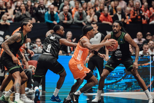 Game Day 4 of the Basketball Eurocup: Niners Chemnitz vs. Slask Wroclaw, October 21, 2026, starting at 7:00 p.m., Chemnitz, Chemnitz Arena. In Photo 02: Stefan Smith, 02 Anthonny Hickey, Matchday 4 of the Basketball Eurocup: Niners Chemnitz vs. Slask Wroclaw, Chemnitz, Saxony, Germany Copyright: xEHLxMedia MichelxKöhlerx 20262110-Niners-Chemnitz-Slask-Wroclaw-033