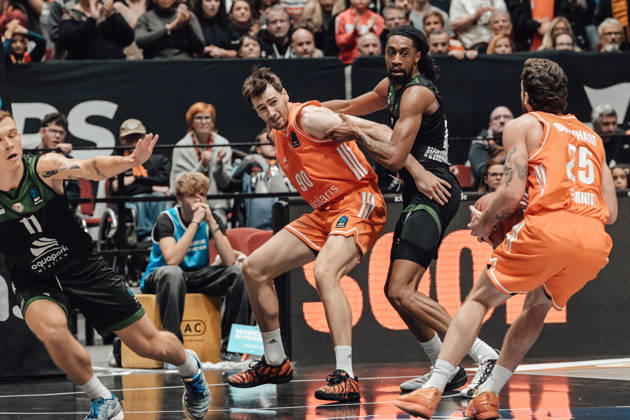 Game Day 4 of the Basketball Eurocup: Niners Chemnitz vs. Slask Wroclaw, October 21, 2026, starting at 7:00 p.m., Chemnitz, Chemnitz Arena. Pictured: No. 25 Ben Burnham, No. 11 Blazej Kulikowski, 90 Jannis von Seckendorf. Matchday 4 of the Basketball Eurocup: Niners Chemnitz vs. Slask Wroclaw, Chemnitz, Saxony, Germany Copyright: xEHLxMedia MichelxKöhlerx 20262110-Niners-Chemnitz-Slask-Wroclaw-011